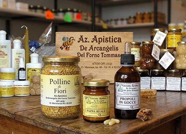 Selezione di prodotti dell’alveare artigianali in azienda, accanto al miele di montagna